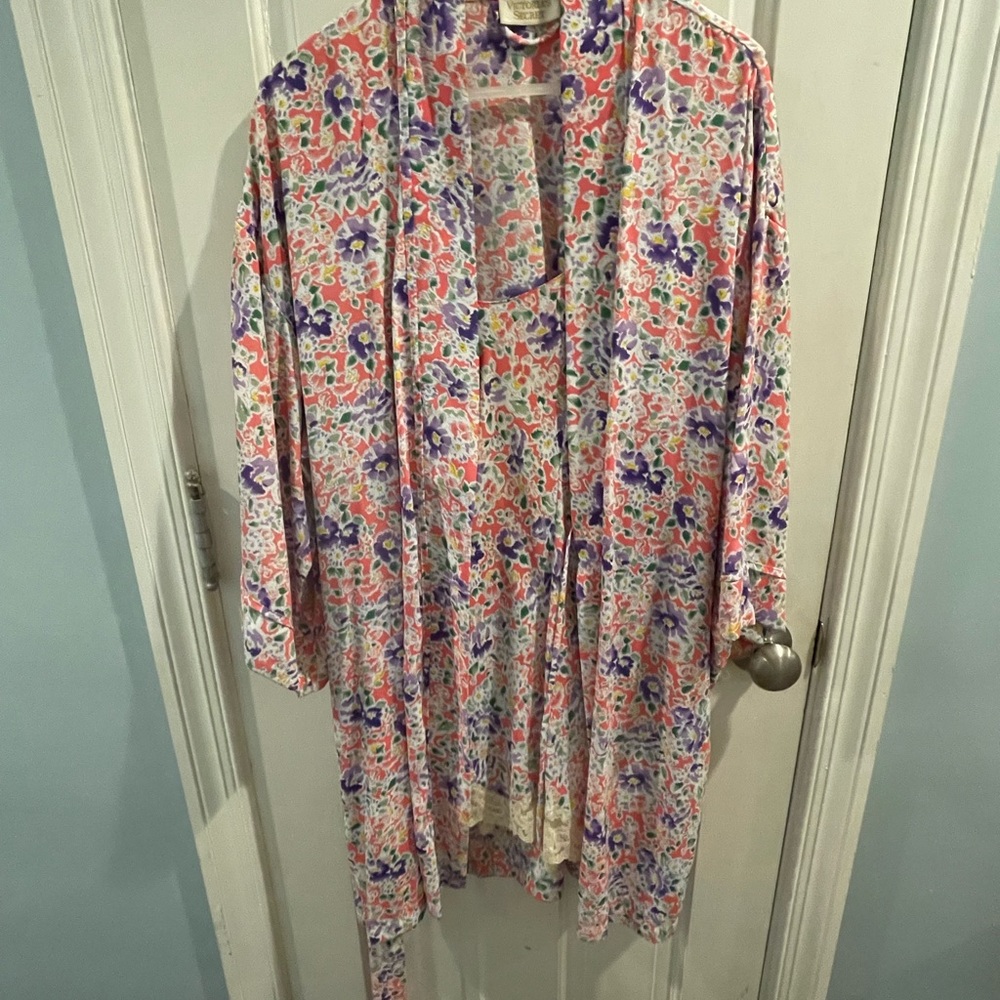VS gown and robe set. Excellent condition. Medium